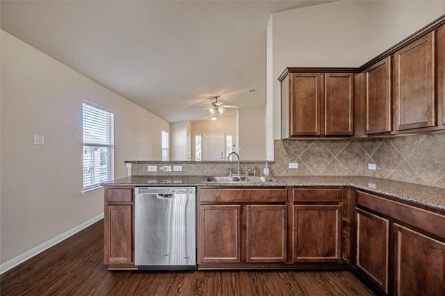 320 Comal RUN, Hutto, TX 78634