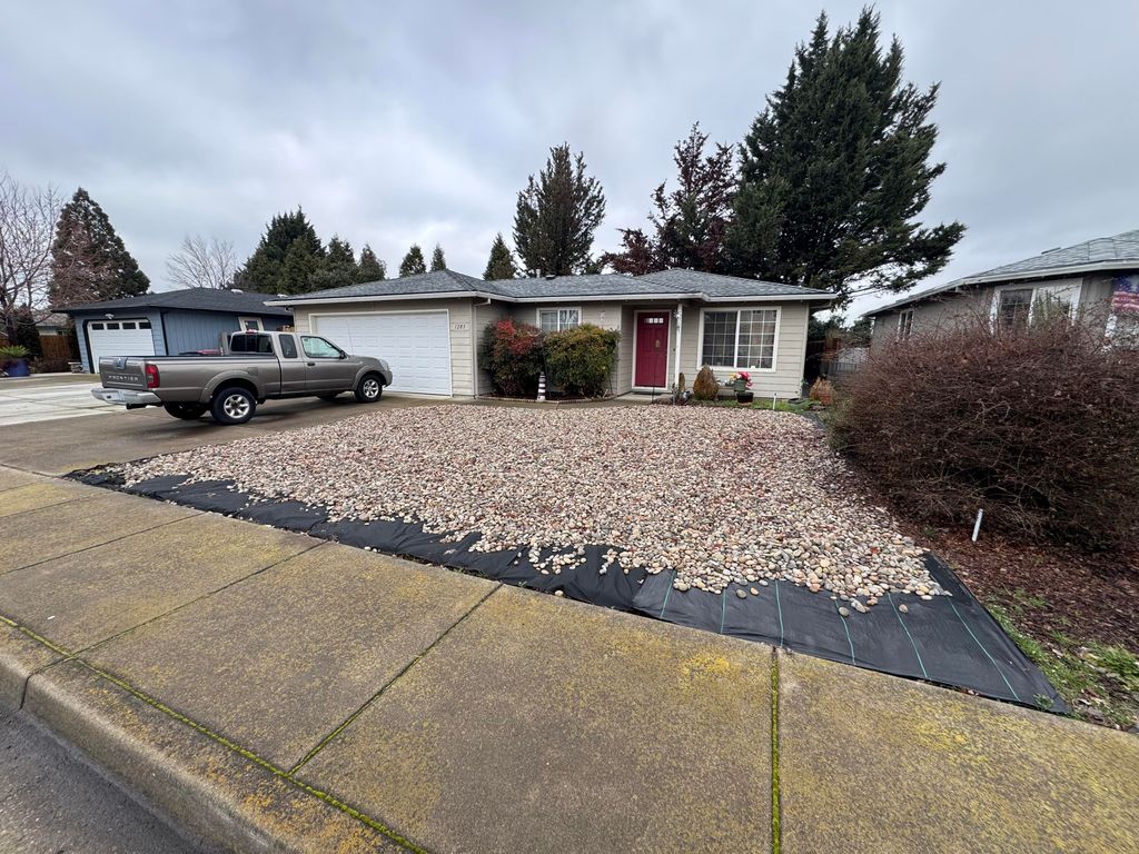 1283 Far West Avenue, Central Point, OR 97502