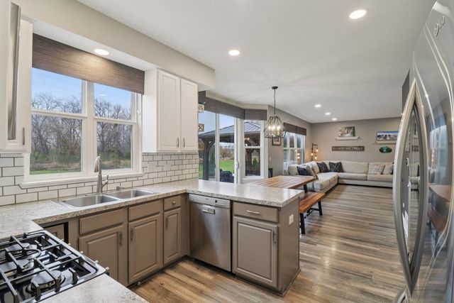 220 S Glenbrook Trail, Mchenry, IL 60050