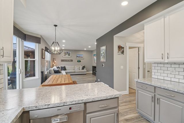 220 S Glenbrook Trail, Mchenry, IL 60050