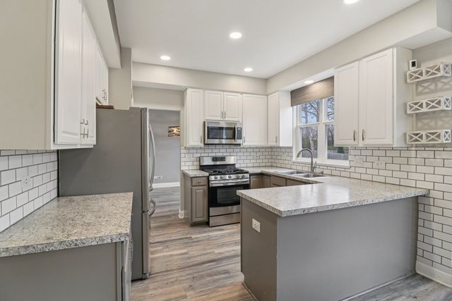 220 S Glenbrook Trail, Mchenry, IL 60050