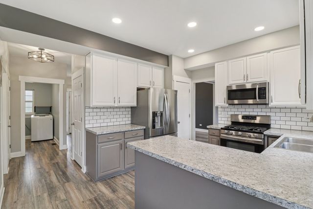 220 S Glenbrook Trail, Mchenry, IL 60050