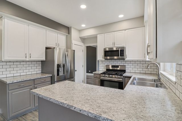 220 S Glenbrook Trail, Mchenry, IL 60050