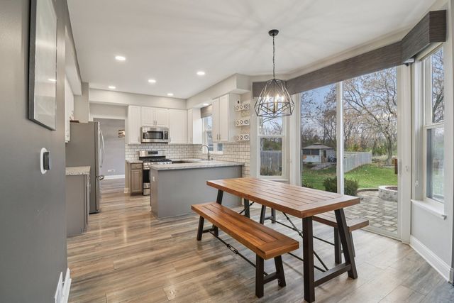 220 S Glenbrook Trail, Mchenry, IL 60050