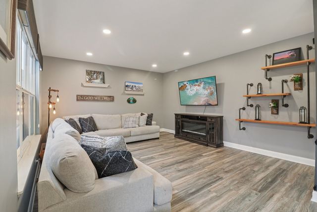 220 S Glenbrook Trail, Mchenry, IL 60050