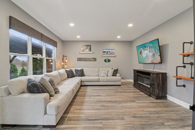 220 S Glenbrook Trail, Mchenry, IL 60050