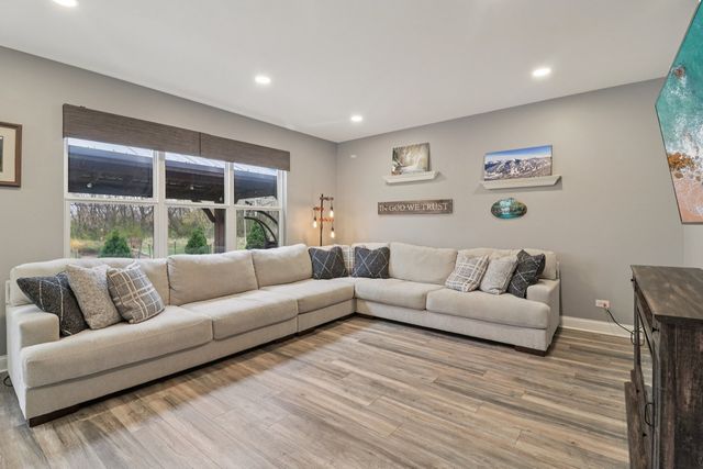 220 S Glenbrook Trail, Mchenry, IL 60050