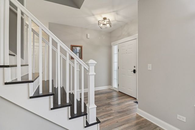 220 S Glenbrook Trail, Mchenry, IL 60050