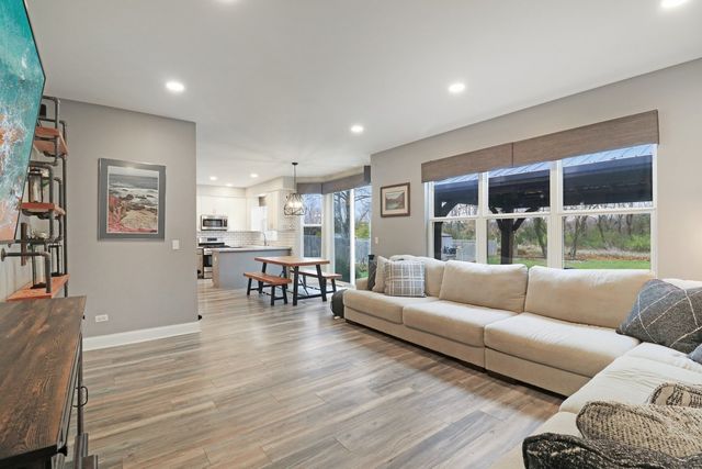 220 S Glenbrook Trail, Mchenry, IL 60050