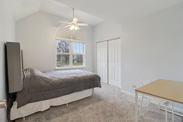 220 S Glenbrook Trail, Mchenry, IL 60050