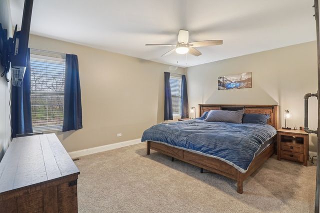 220 S Glenbrook Trail, Mchenry, IL 60050