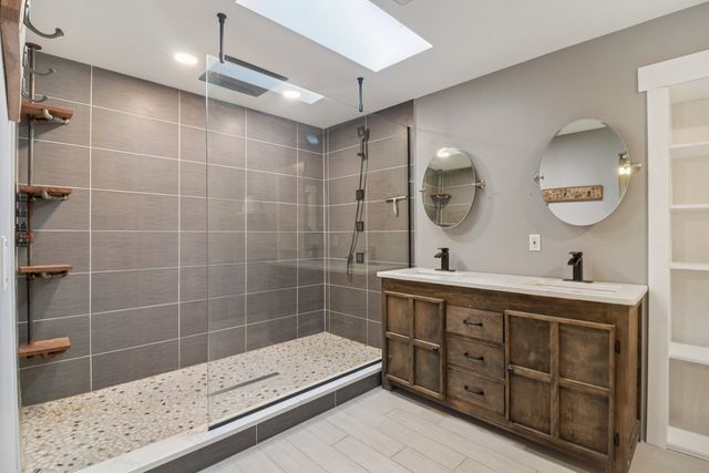 220 S Glenbrook Trail, Mchenry, IL 60050