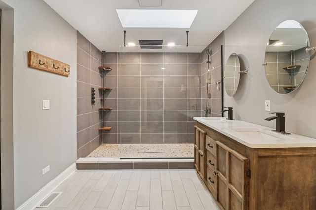 220 S Glenbrook Trail, Mchenry, IL 60050