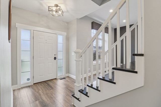 220 S Glenbrook Trail, Mchenry, IL 60050