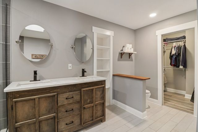 220 S Glenbrook Trail, Mchenry, IL 60050