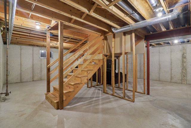 220 S Glenbrook Trail, Mchenry, IL 60050