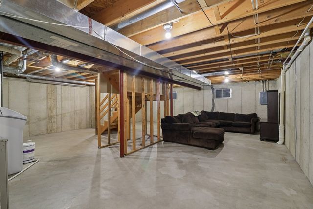 220 S Glenbrook Trail, Mchenry, IL 60050