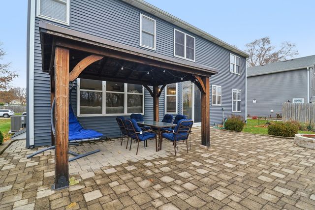 220 S Glenbrook Trail, Mchenry, IL 60050