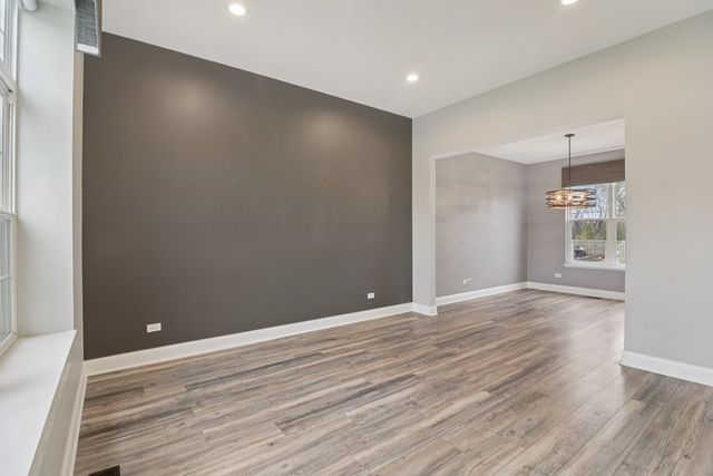 220 S Glenbrook Trail, Mchenry, IL 60050