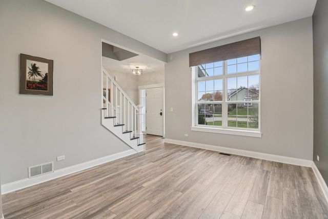 220 S Glenbrook Trail, Mchenry, IL 60050