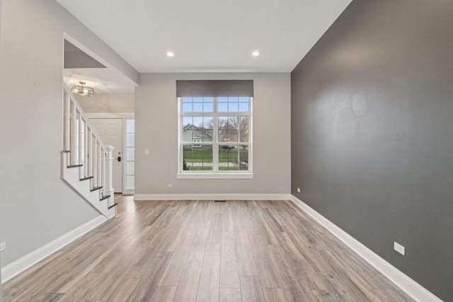 220 S Glenbrook Trail, Mchenry, IL 60050