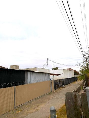 3223 E Madison Avenue, Fresno, CA 93702