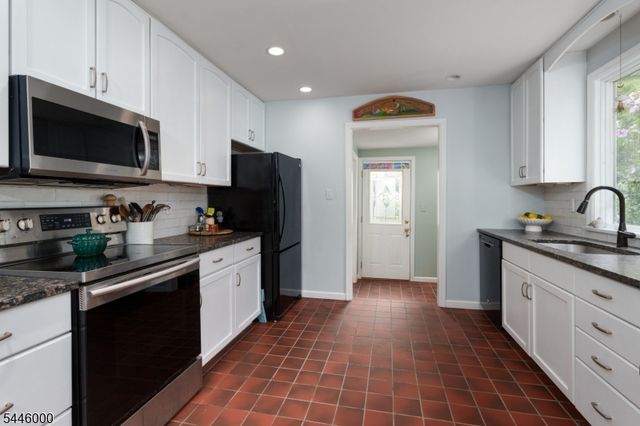 30 Montgomery Ave, Rocky Hill Boro, NJ 08553