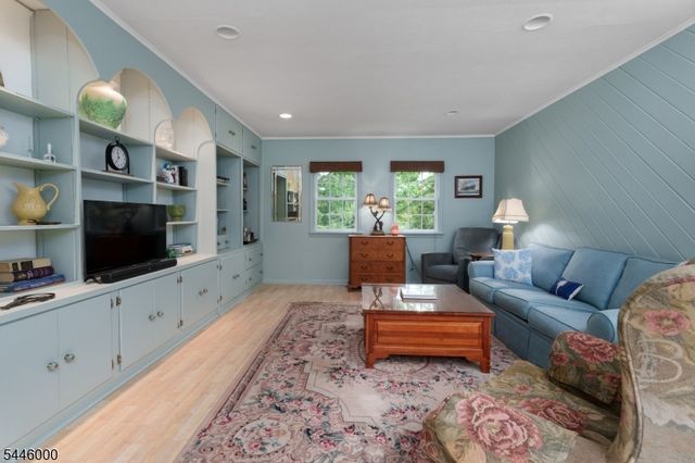 30 Montgomery Ave, Rocky Hill Boro, NJ 08553