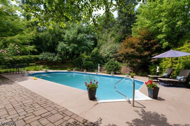 30 Montgomery Ave, Rocky Hill Boro, NJ 08553