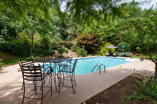 30 Montgomery Ave, Rocky Hill Boro, NJ 08553