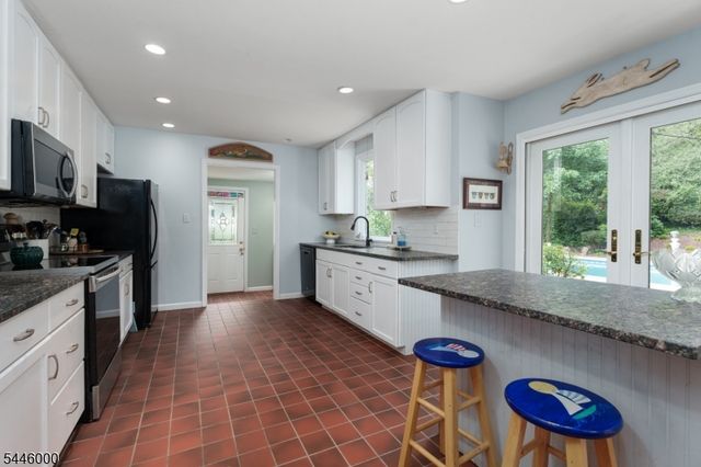 30 Montgomery Ave, Rocky Hill Boro, NJ 08553