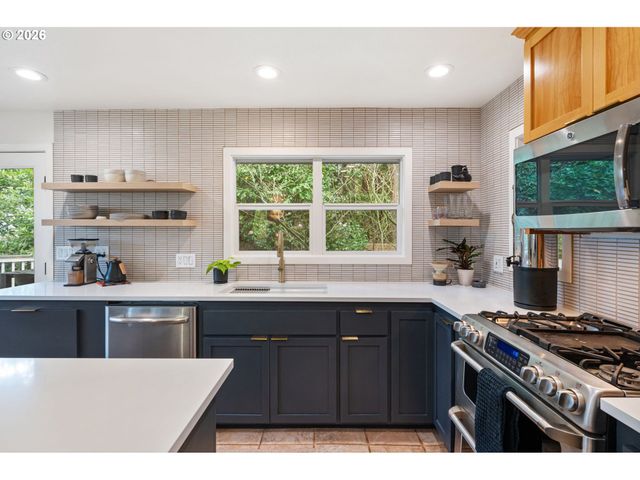 10901 S RIVERSIDE Dr, Portland, OR 97219