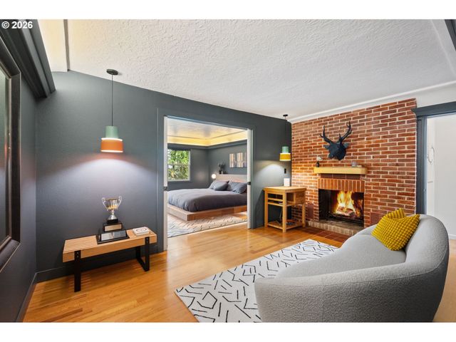 10901 S RIVERSIDE Dr, Portland, OR 97219