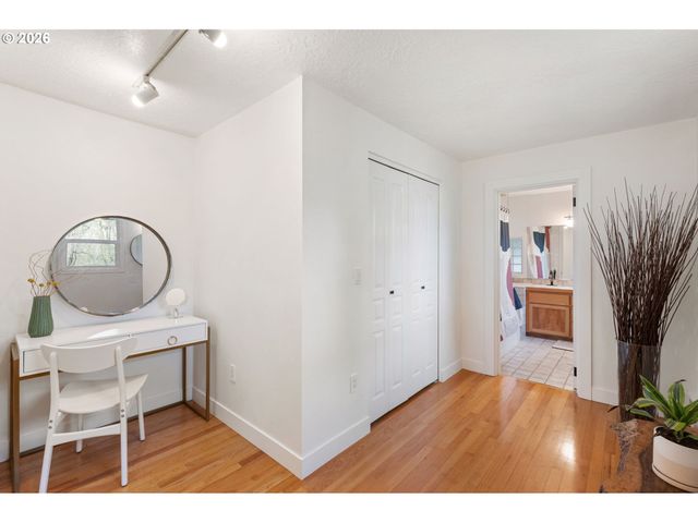 10901 S RIVERSIDE Dr, Portland, OR 97219