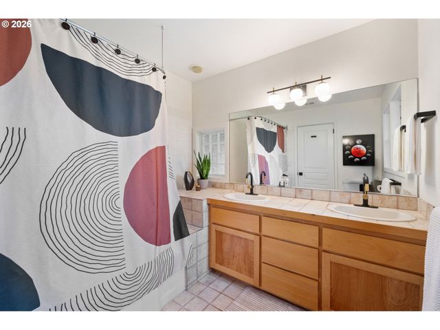 10901 S RIVERSIDE Dr, Portland, OR 97219