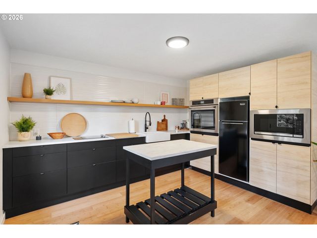 10901 S RIVERSIDE Dr, Portland, OR 97219