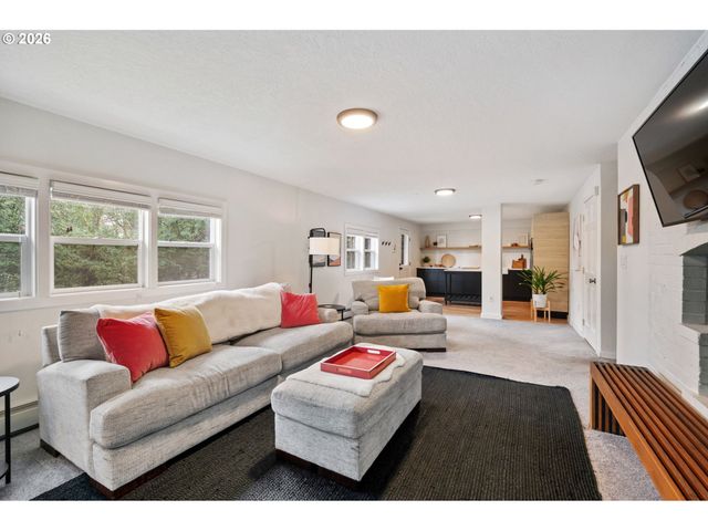 10901 S RIVERSIDE Dr, Portland, OR 97219