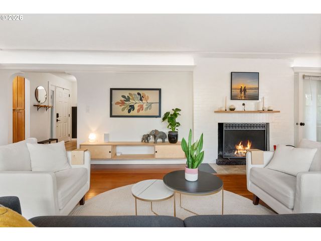 10901 S RIVERSIDE Dr, Portland, OR 97219