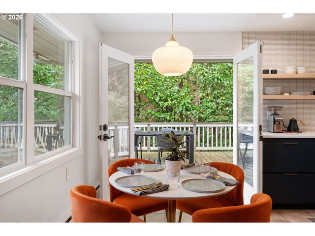 10901 S RIVERSIDE Dr, Portland, OR 97219