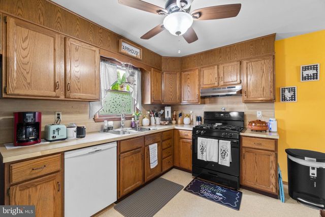 12 GARDEN LN, Hanover, PA 17331
