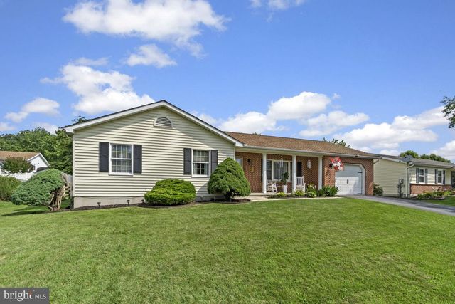 12 GARDEN LN, Hanover, PA 17331