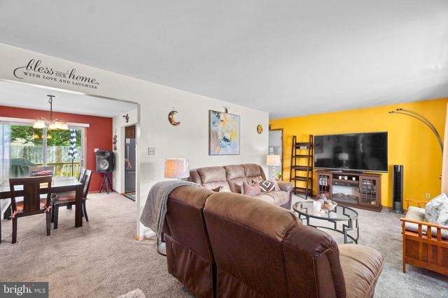 12 GARDEN LN, Hanover, PA 17331