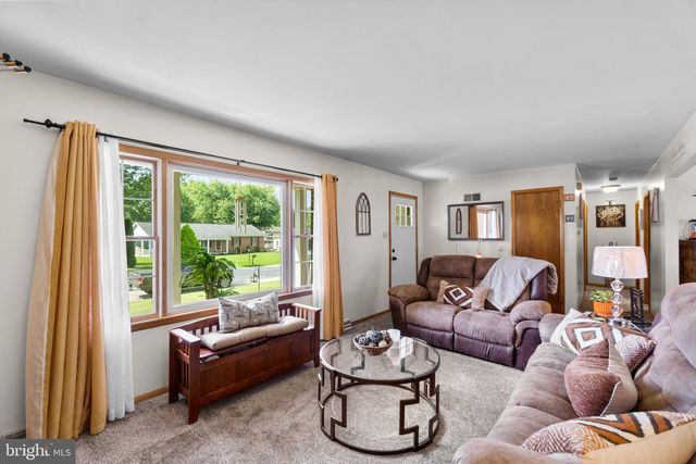 12 GARDEN LN, Hanover, PA 17331