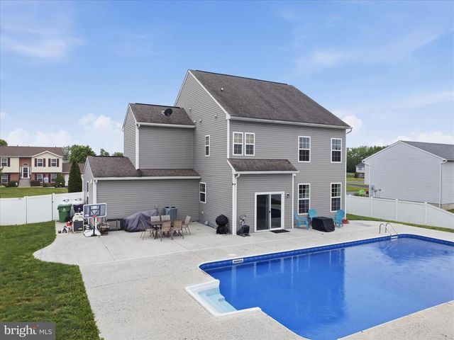 801 BRISTOL DR, Greencastle, PA 17225