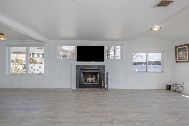 2 Charlie Lane, Deerfield, NH 03037