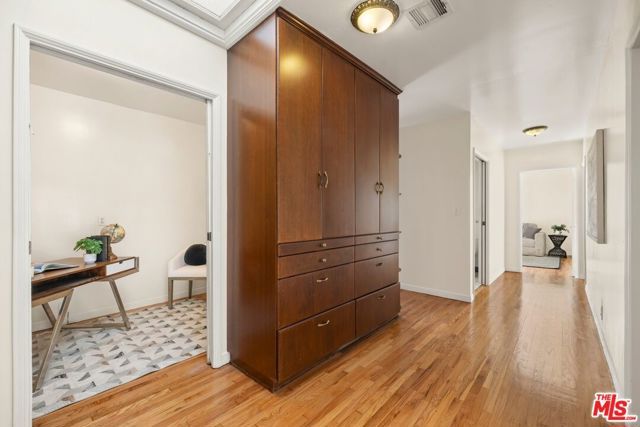 613 N Detroit Street, Los Angeles, CA 90036