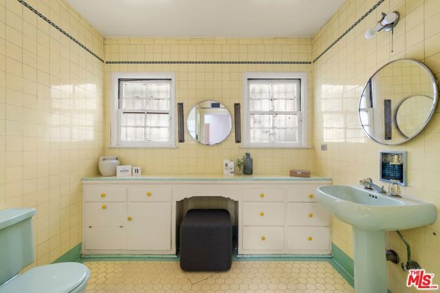 613 N Detroit Street, Los Angeles, CA 90036