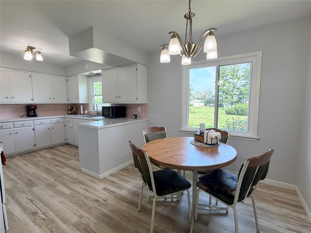 2008 N 3rd Avenue E, Newton, IA 50208