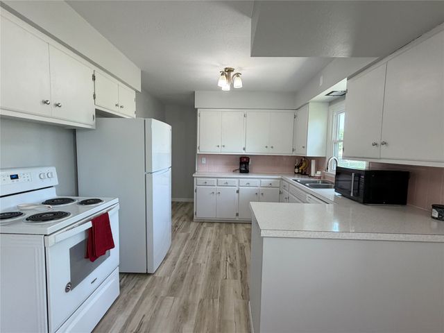 2008 N 3rd Avenue E, Newton, IA 50208