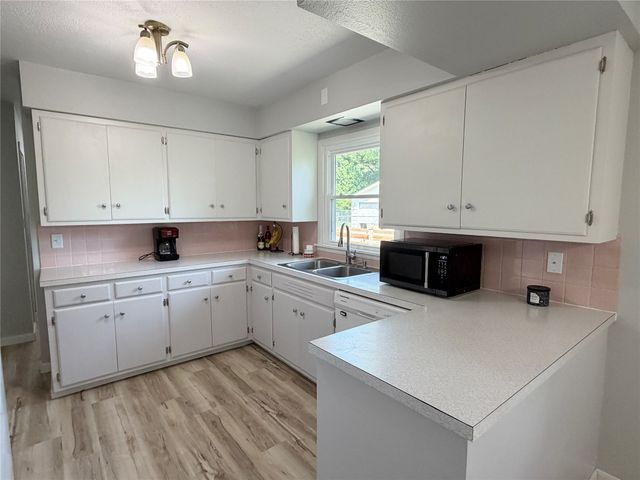 2008 N 3rd Avenue E, Newton, IA 50208